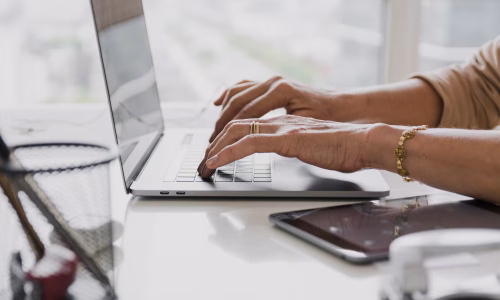 colpo-del-primo-piano-della-persona-che-scrive-sul-computer-portatile_23-2148346168